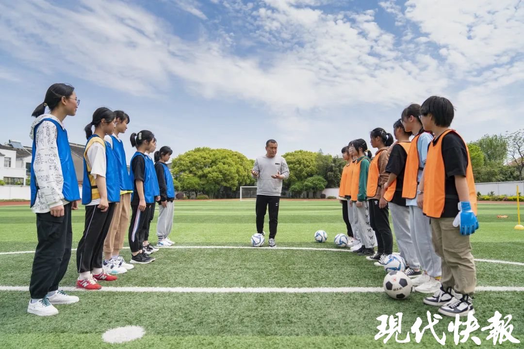 关于校园足球特色课程走入中小学，培育青少体育基础的信息